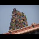 Von weitem sieht man den Gopuram über dem Gebäude mit dem Aufstieg